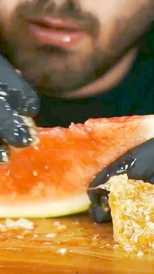 外国网红吃腌瓜,传统美味引发全球关注