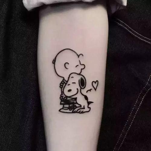 纹身男网红吃瓜图片